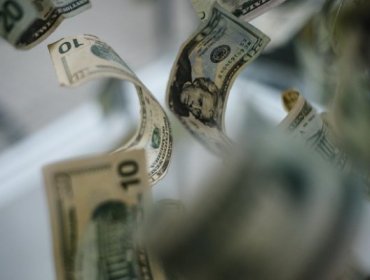 El peso chileno se aprecia un 0,81 % frente al dólar