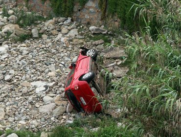 Auto se desbarranca violentamente en Concón