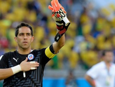 Claudio Bravo arribó a Chile para sumarse a los trabajos de la Roja