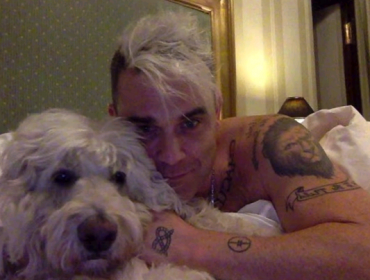 Video: La emotiva despedida de Robbie Williams a su mejor amigo