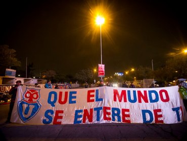 Emotivo homenaje de hinchas de Universidad de Chile al “Bombero” Ibáñez