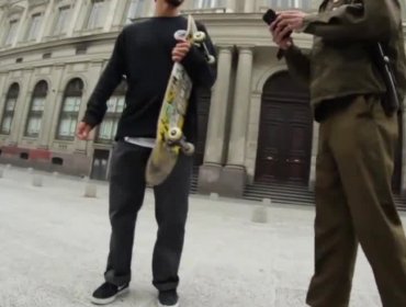 Video: Carabinero le pide licencia de conducir a skater y abre polémica