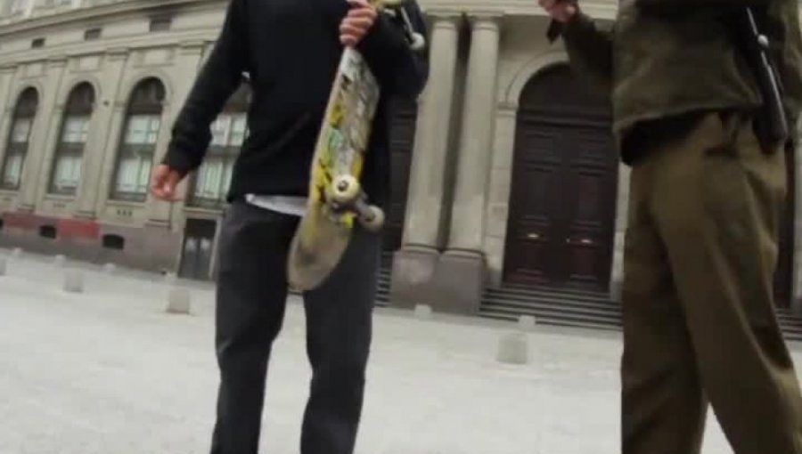 Video: Carabinero le pide licencia de conducir a skater y abre polémica