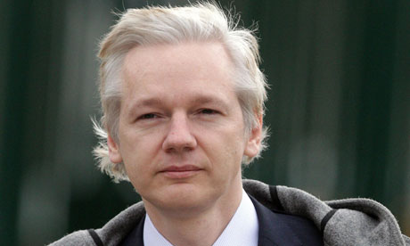 Assange cree que él, Snowden y Dotcom son víctimas de "una guerra jurídica"