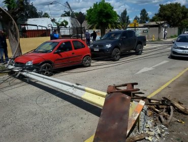 Quillota: Camión derriba 7 postes de luz y deja a sector poniente sin electricidad