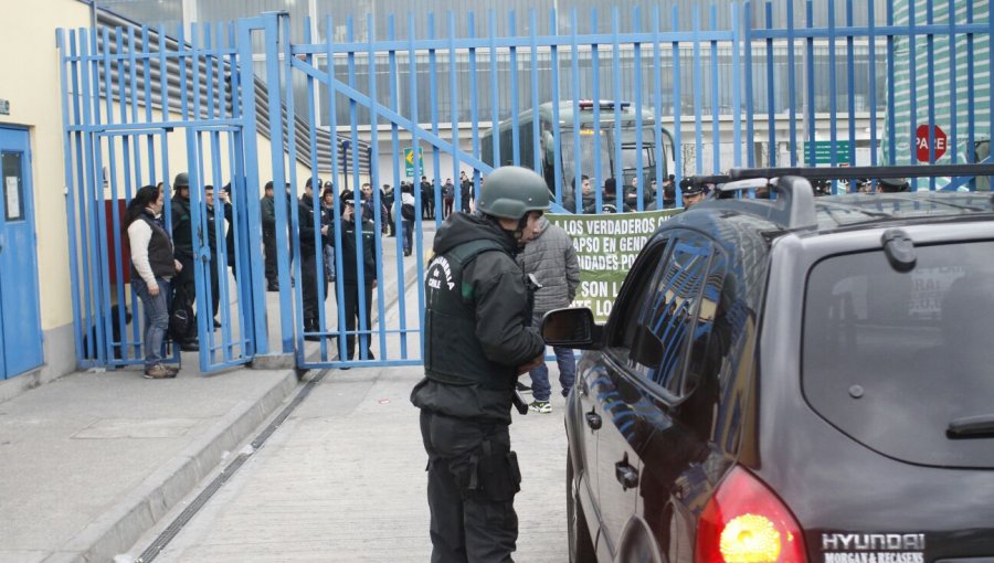 Gendarmes en paro impiden salida de buses con imputados desde penal