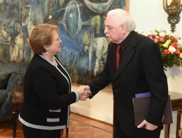 Bachelet entrega premio de poesía a brasileño Augusto De Campos