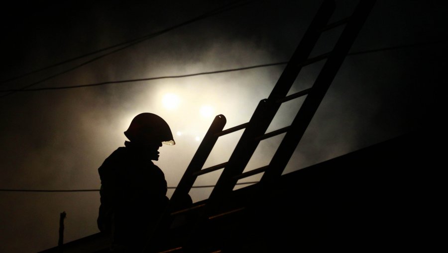 Incendio destruyó bodega del Exequiel González Cortés