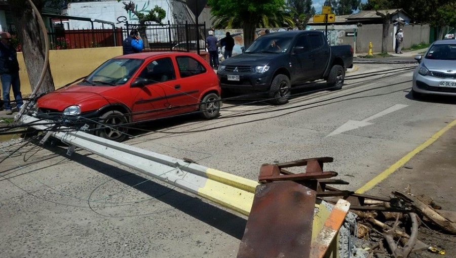 Quillota: Camión derriba 7 postes de luz y deja a sector poniente sin electricidad