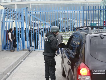 Gendarmes en paro impiden salida de buses con imputados desde penal