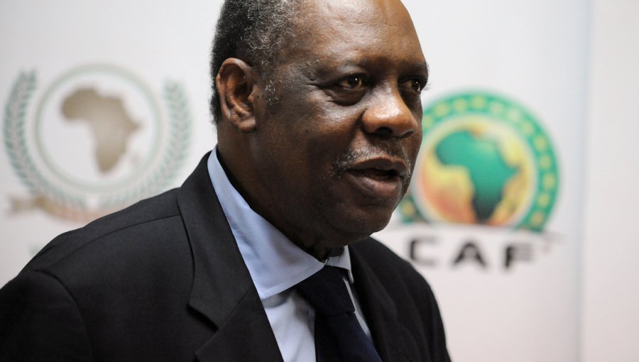 Hayatou asume la presidencia interina de la FIFA tras las suspensión de Blatter