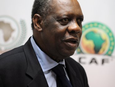 Hayatou asume la presidencia interina de la FIFA tras las suspensión de Blatter