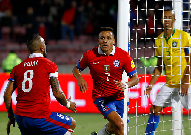 Alexis Sánchez igualó a Caszely en el tercer lugar de goleadores de la Roja