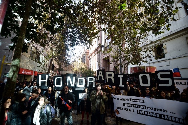 Detienen a trabajadores tras protesta en Ministerio de Hacienda