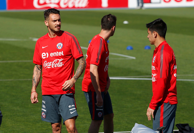 Desde afuera: Pinilla y Rojas también vibraron con el triunfo de la Roja