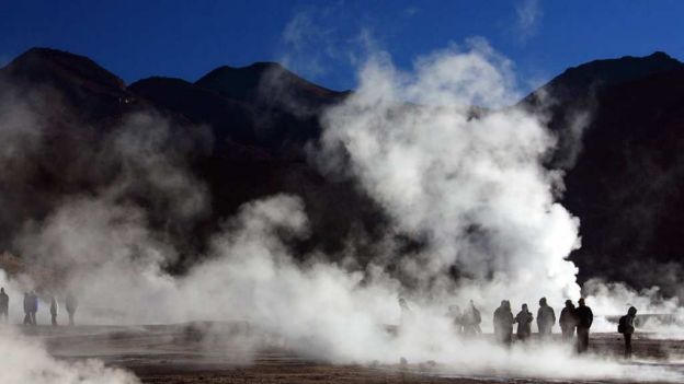 Trasladaron a Santiago a la turista belga que cayó a géiser en El Tatio