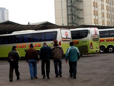 Conductor de bus mandó a pareja gay a "leer la biblia"