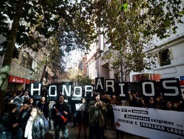 Detienen a trabajadores tras protesta en Ministerio de Hacienda