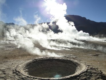 Turista belga permanece en riesgo vital tras caer a géiser en norte de Chile