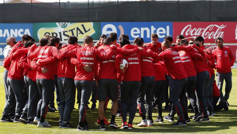 Claudio Bravo arengó a la Sub 17: "Disfruten el Mundial y den todo por Chile"