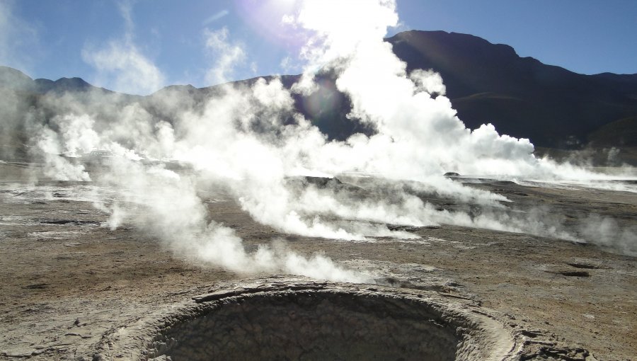 Turista belga permanece en riesgo vital tras caer a géiser en norte de Chile