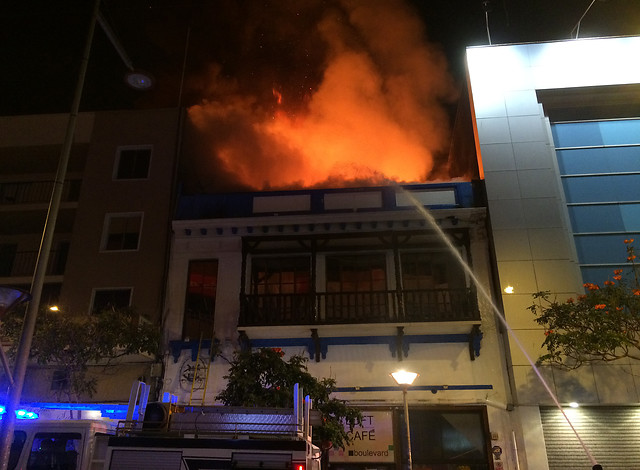 Feroz incendio destruyó Club de La Unión de Antofagasta