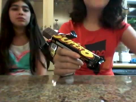 Video: Niñas gringas prueban dulces chilenos