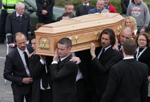 Jim Carrey lleva el ataúd de su ex novia Cathriona White en su funeral