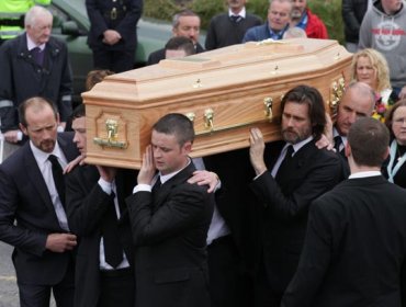 Jim Carrey lleva el ataúd de su ex novia Cathriona White en su funeral