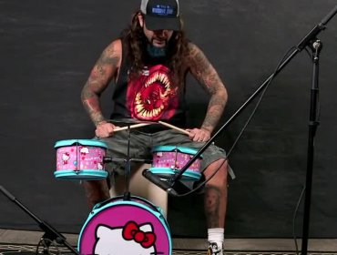 Video: Ex baterista de Dream Theater toca clásicos del Rock en una bateria de Hello Kitty