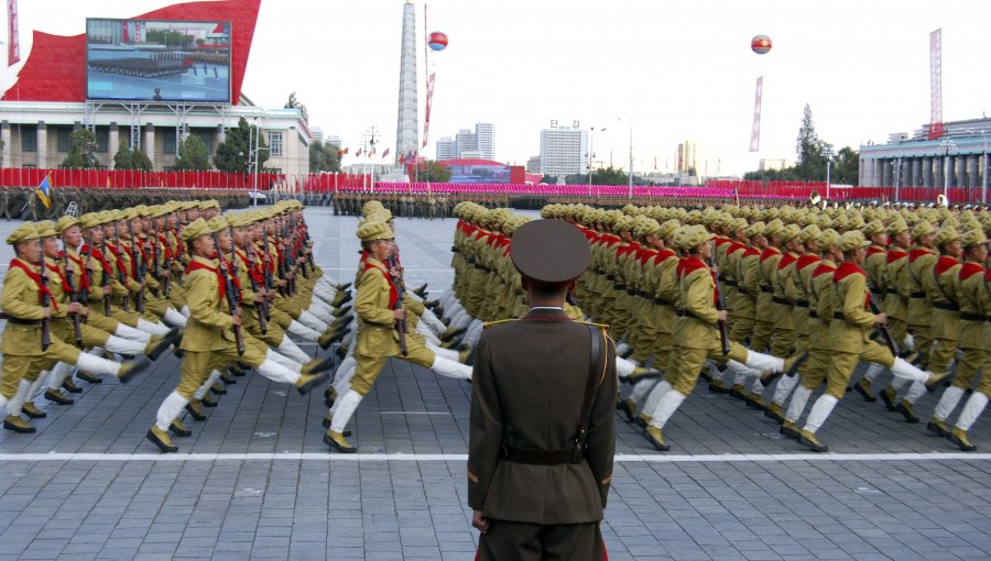 Corea del Norte amenaza a EEUU y exhibe armamento en un gran desfile