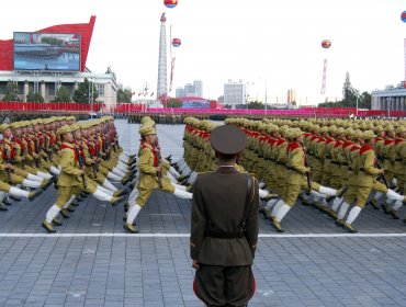 Corea del Norte amenaza a EEUU y exhibe armamento en un gran desfile