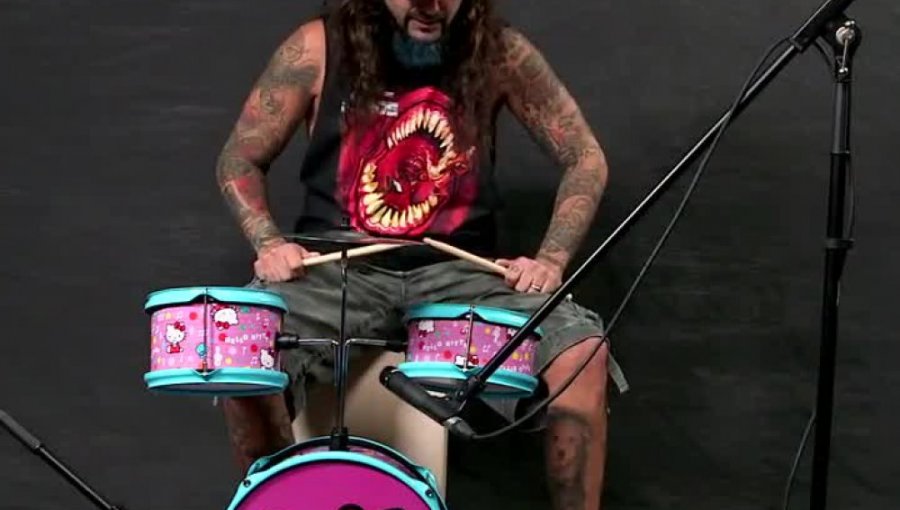 Video: Ex baterista de Dream Theater toca clásicos del Rock en una bateria de Hello Kitty