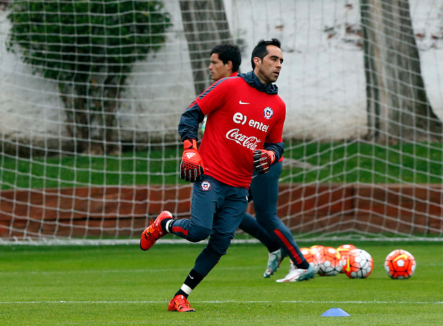 Claudio Bravo aprovechó su 'tarde libre' con una charla para niños en Santa Cruz