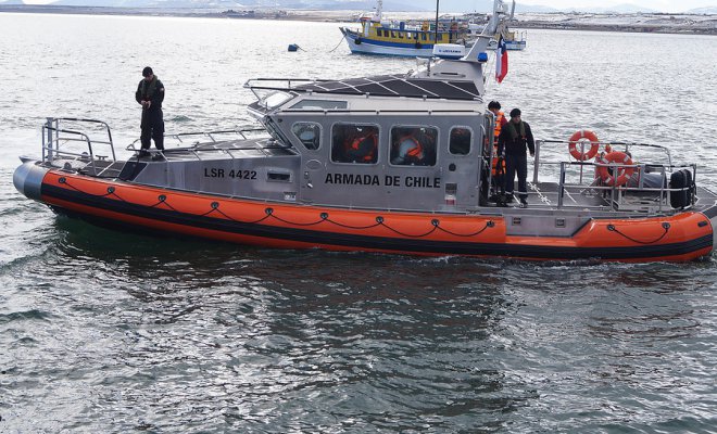 La Armada de Chile rescata a un pescador peruano herido en alta mar