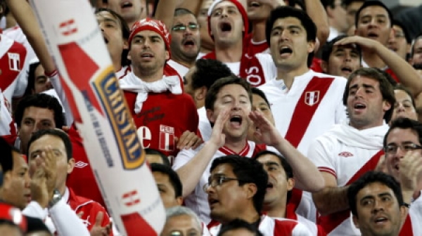 "El rival no duerme": Hinchas peruanos marcharán hacia hotel de la Roja