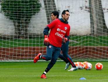 Claudio Bravo aprovechó su 'tarde libre' con una charla para niños en Santa Cruz