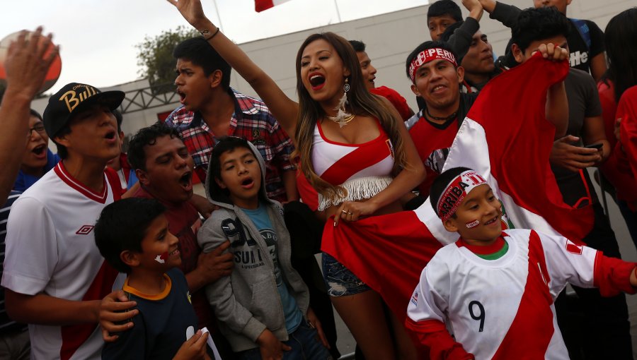 Hinchada peruana realizó banderazo a dos días de enfrentar a Chile