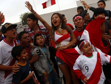 Hinchada peruana realizó banderazo a dos días de enfrentar a Chile