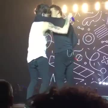 Video: Miembros de One Direction se dan un beso en pleno concierto