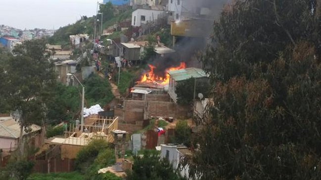 Nuevo incendio en Valparaíso deja tres personas damnificadas