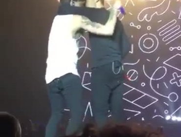 Video: Miembros de One Direction se dan un beso en pleno concierto