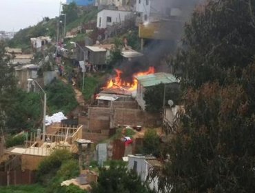 Nuevo incendio en Valparaíso deja tres personas damnificadas