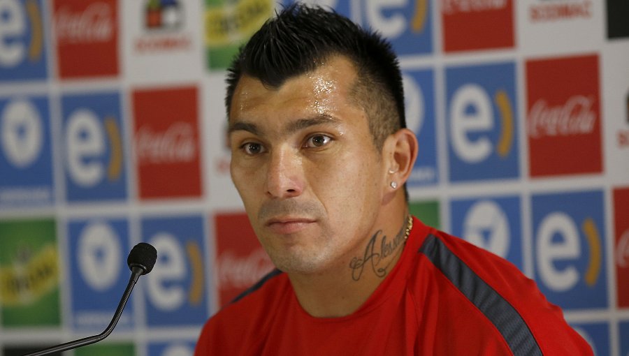 Gary Medel sufrió intoxicación y volvería este lunes a entrenar con normalidad