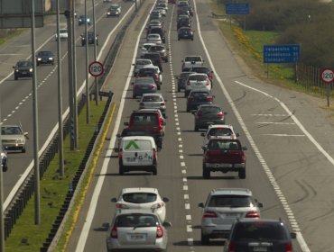 Más de cien mil vehículos regresarían a Santiago este lunes