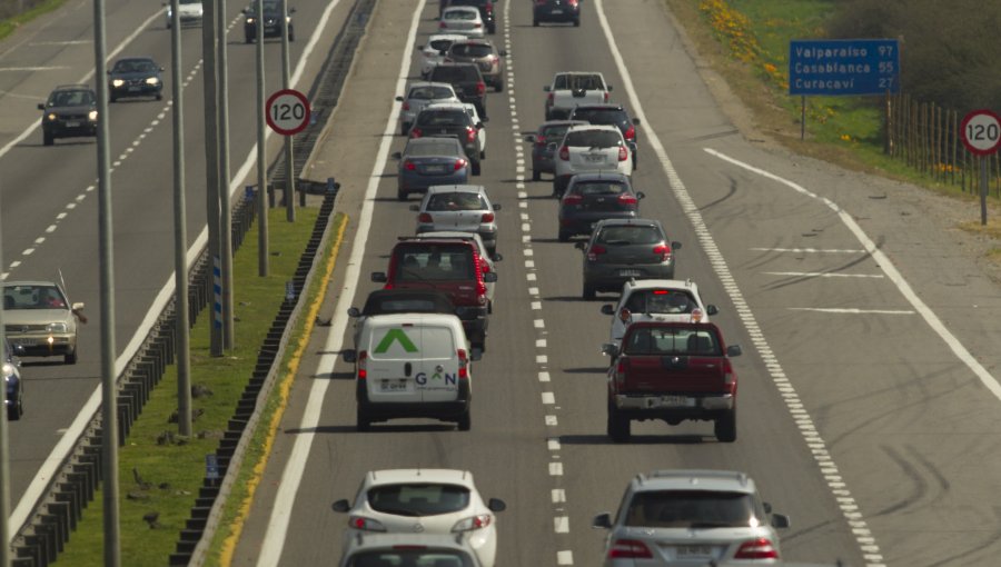 Más de cien mil vehículos regresarían a Santiago este lunes