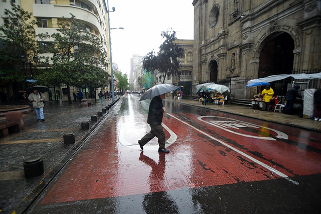 Fuerte lluvia y bajas temperaturas se esperan para este martes en Santiago