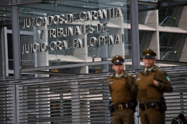 Arresto domiciliario total para tres Carabineros por coludirse con banda de asaltantes