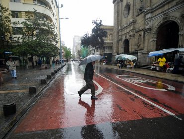 Fuerte lluvia y bajas temperaturas se esperan para este martes en Santiago