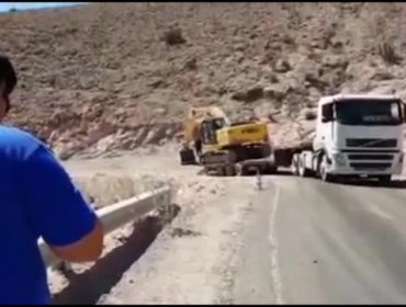 Video: Excavadora vuelca con operario tras mala maniobra